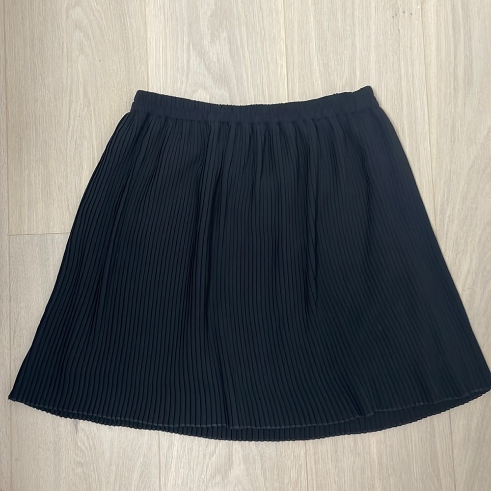 H&M pleated black skirt, size xs